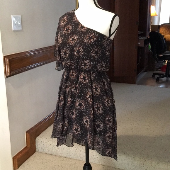 Perfect little dress for a fun night out ladies! - Picture 6 of 8